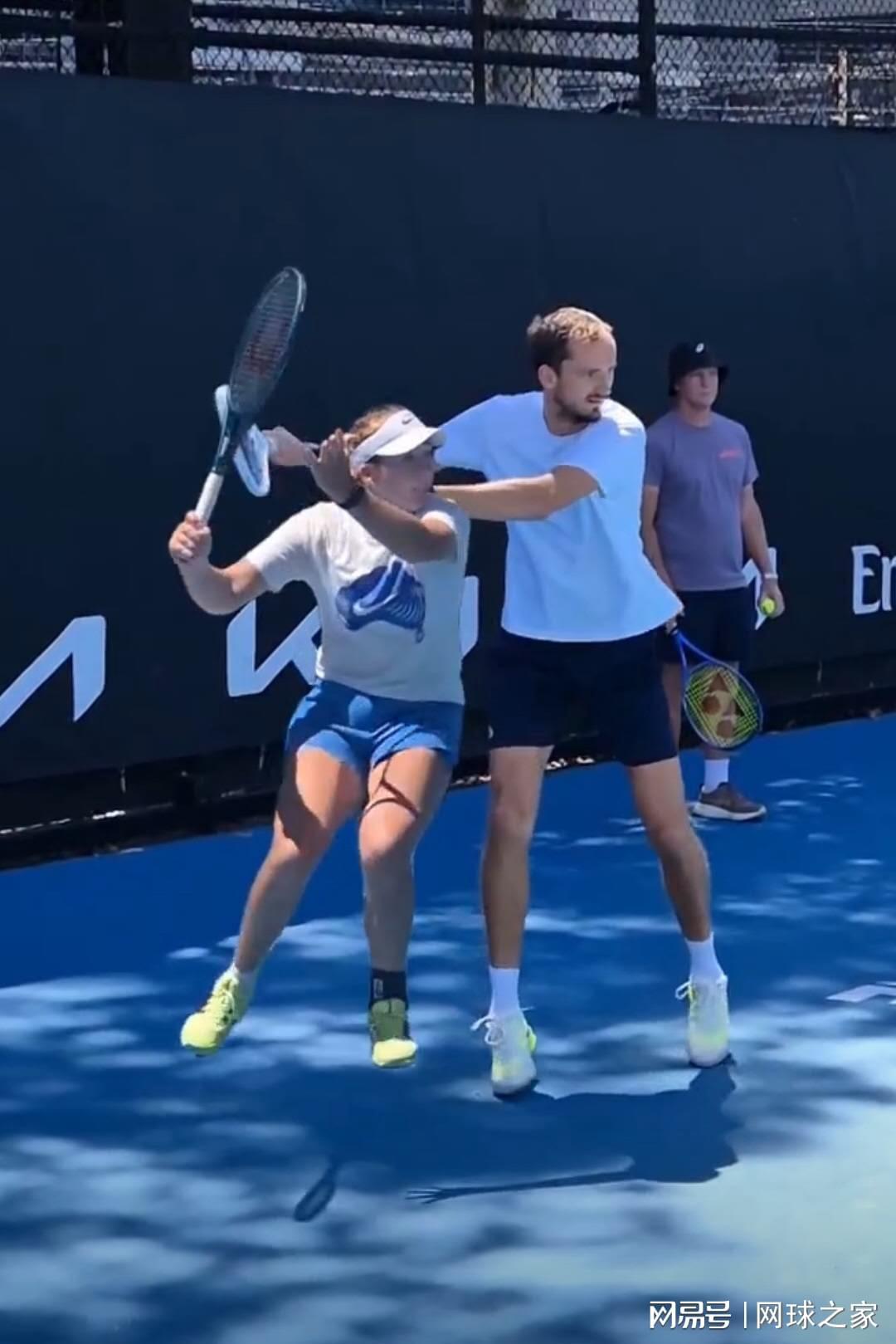 开云体育-外网网友对比小安娃与梅总正手慢动作,这其中很多道理引人深思